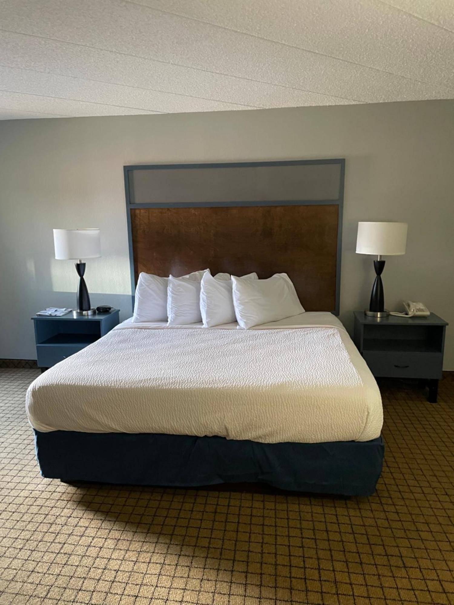 AmericInn by Wyndham Hartford WI Eksteriør bilde