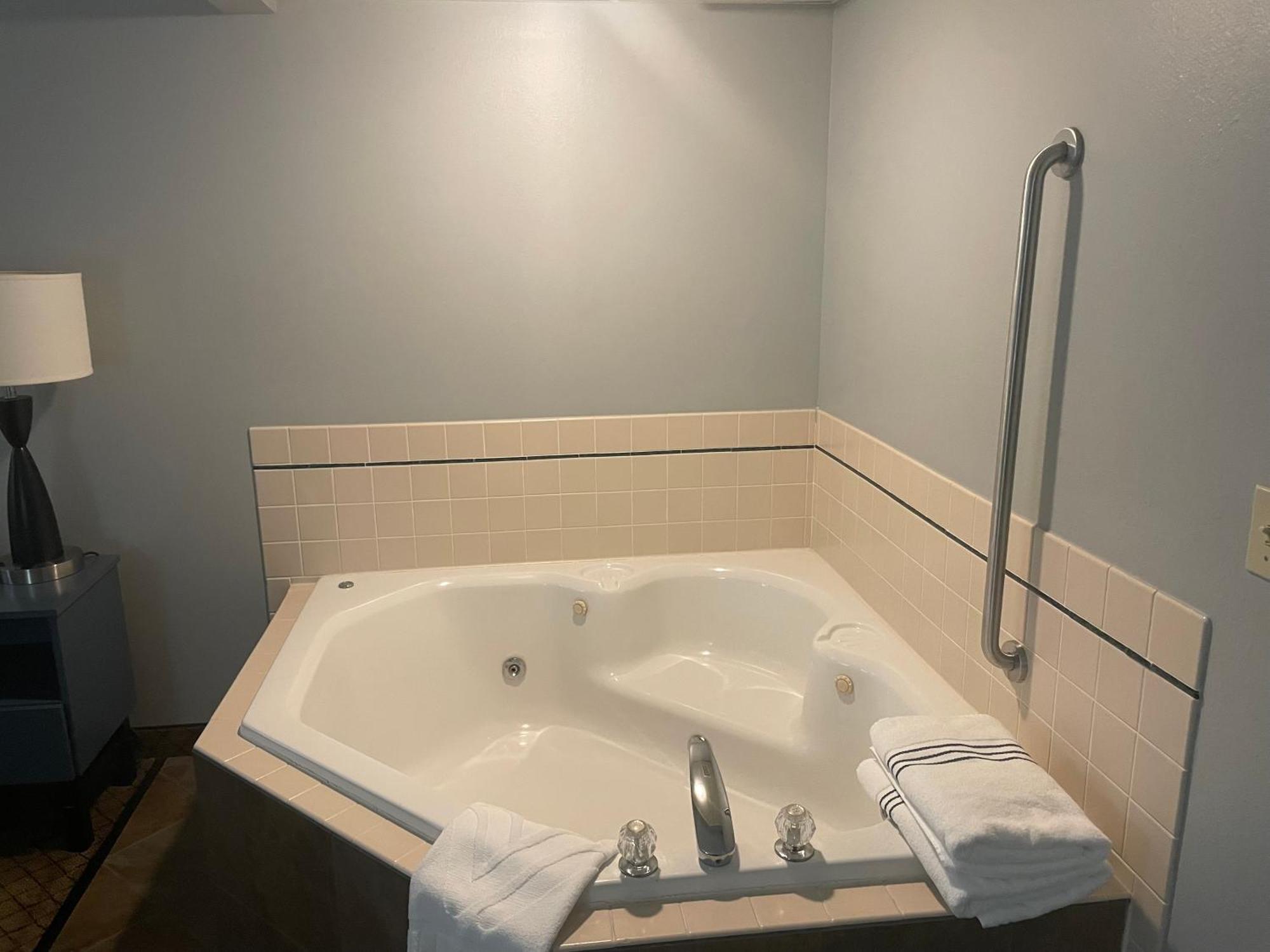AmericInn by Wyndham Hartford WI Eksteriør bilde