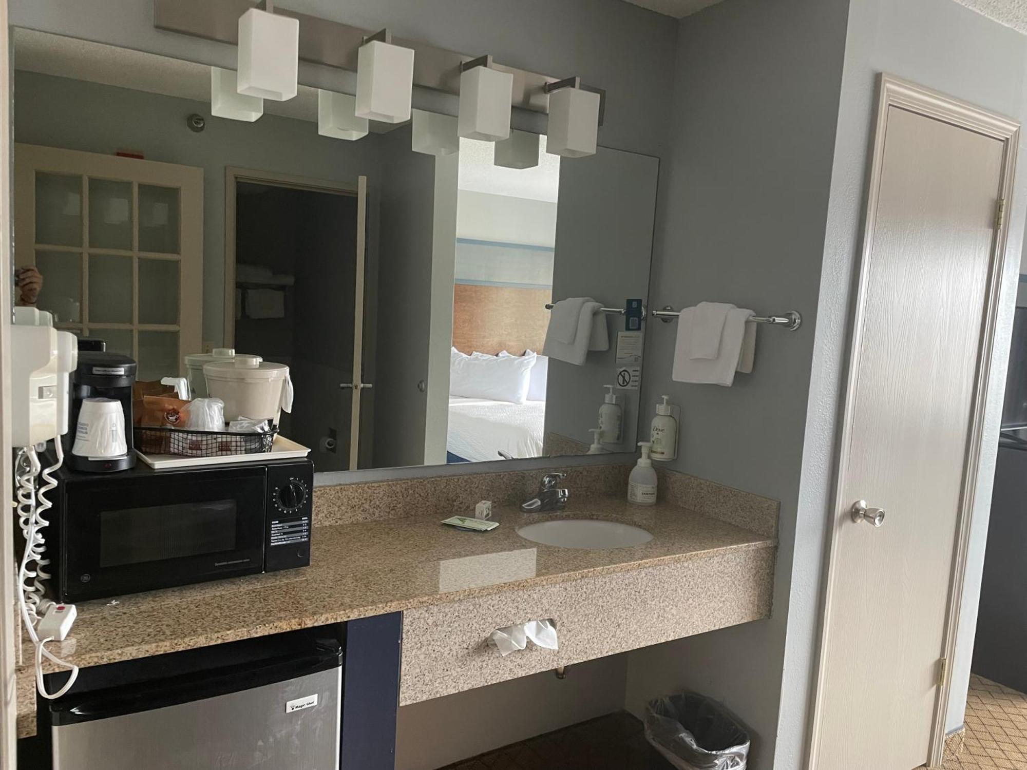 AmericInn by Wyndham Hartford WI Eksteriør bilde
