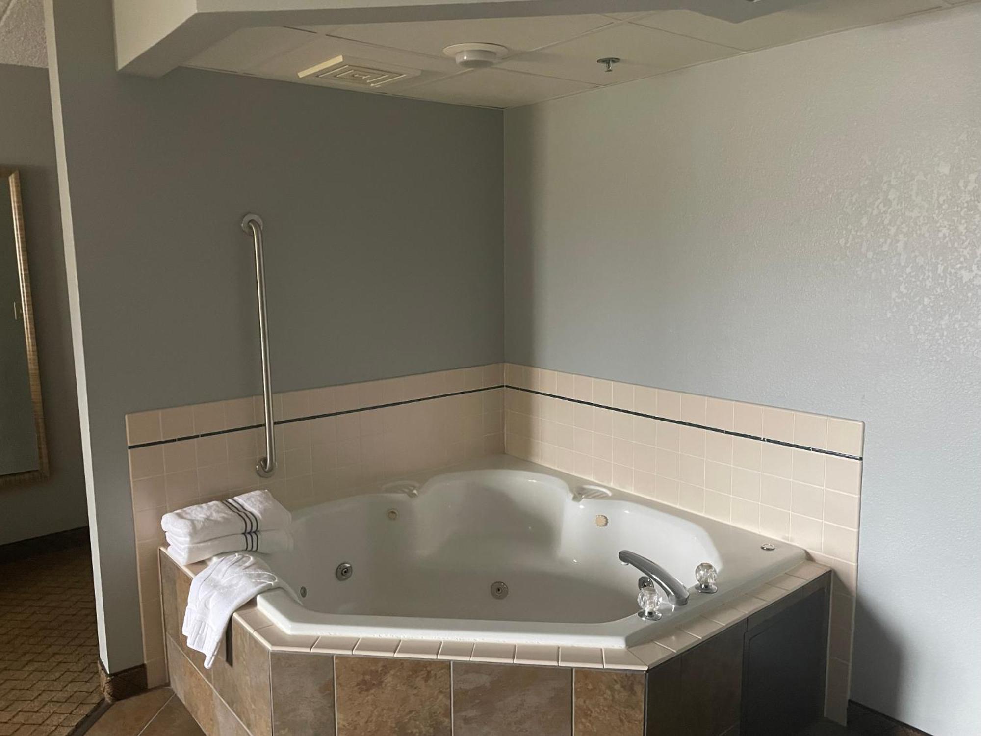 AmericInn by Wyndham Hartford WI Eksteriør bilde