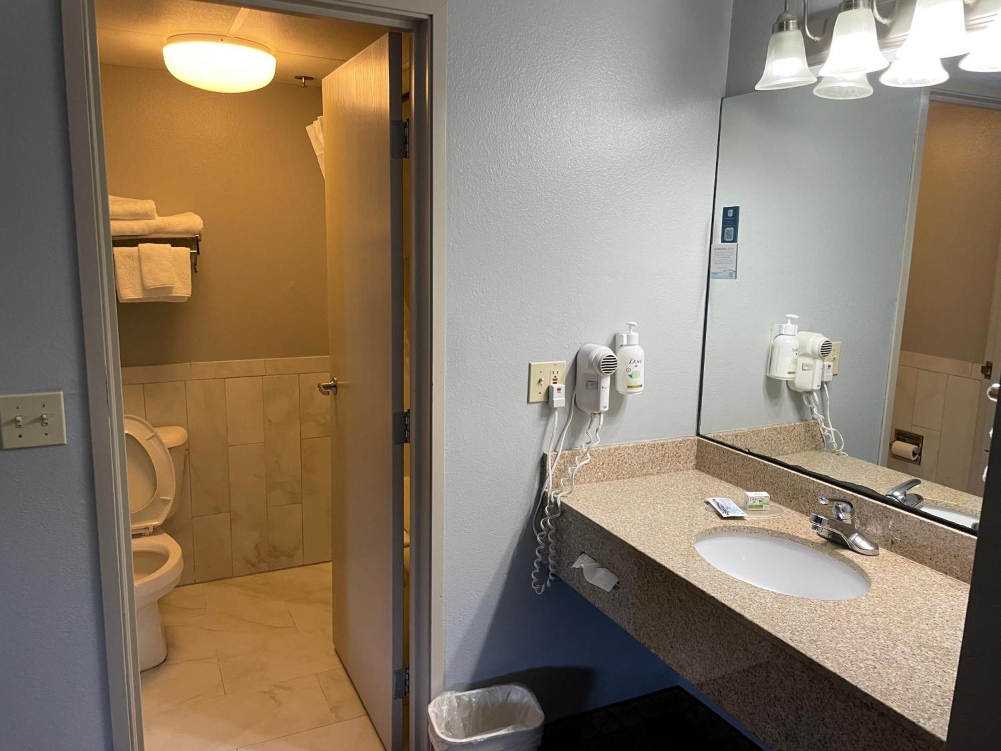 AmericInn by Wyndham Hartford WI Eksteriør bilde