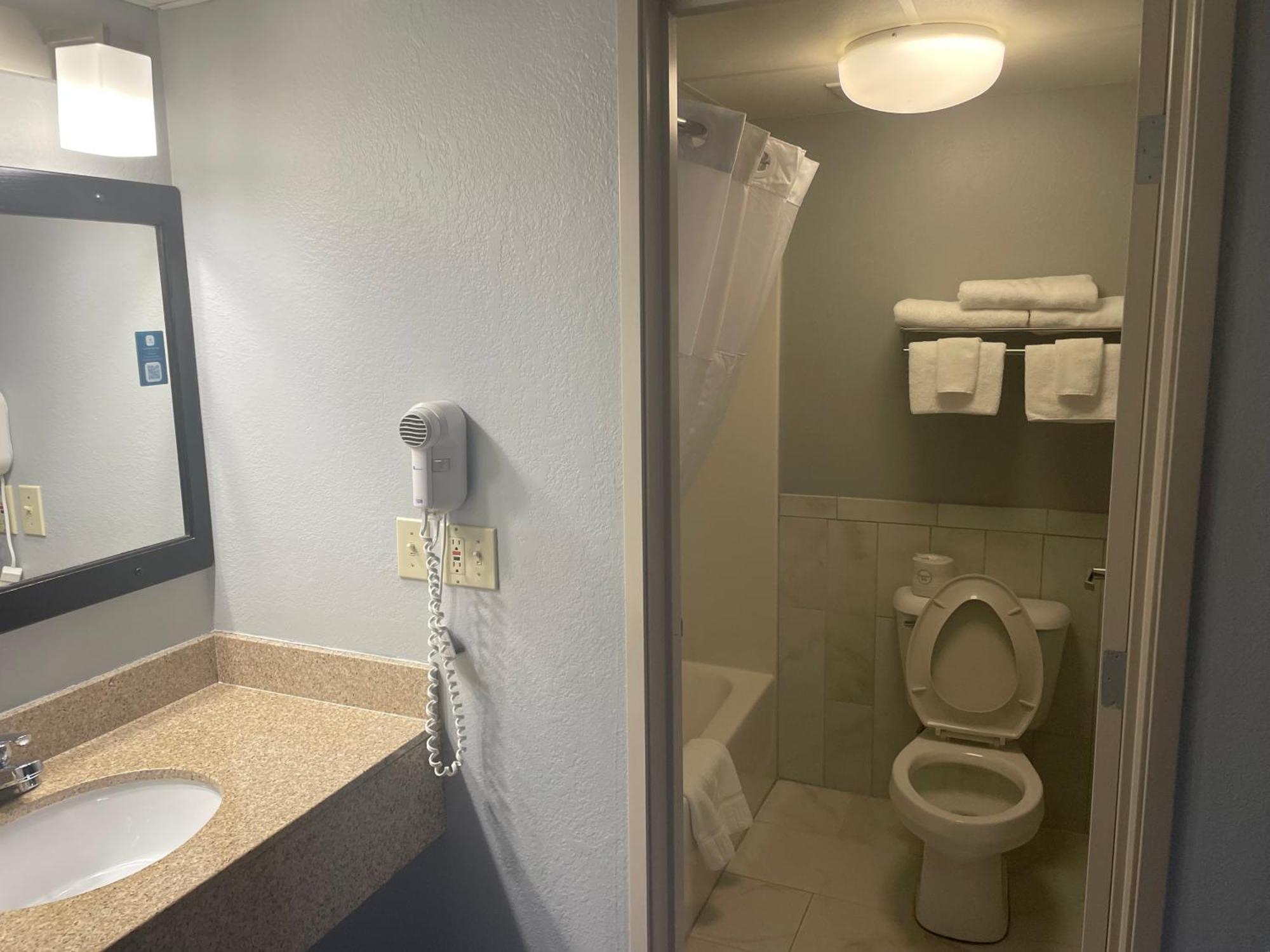 AmericInn by Wyndham Hartford WI Eksteriør bilde