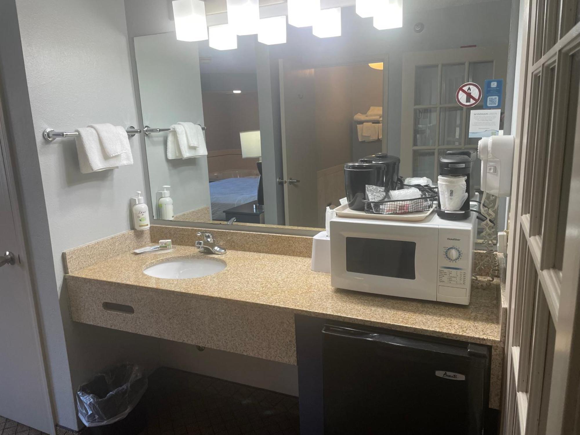 AmericInn by Wyndham Hartford WI Eksteriør bilde